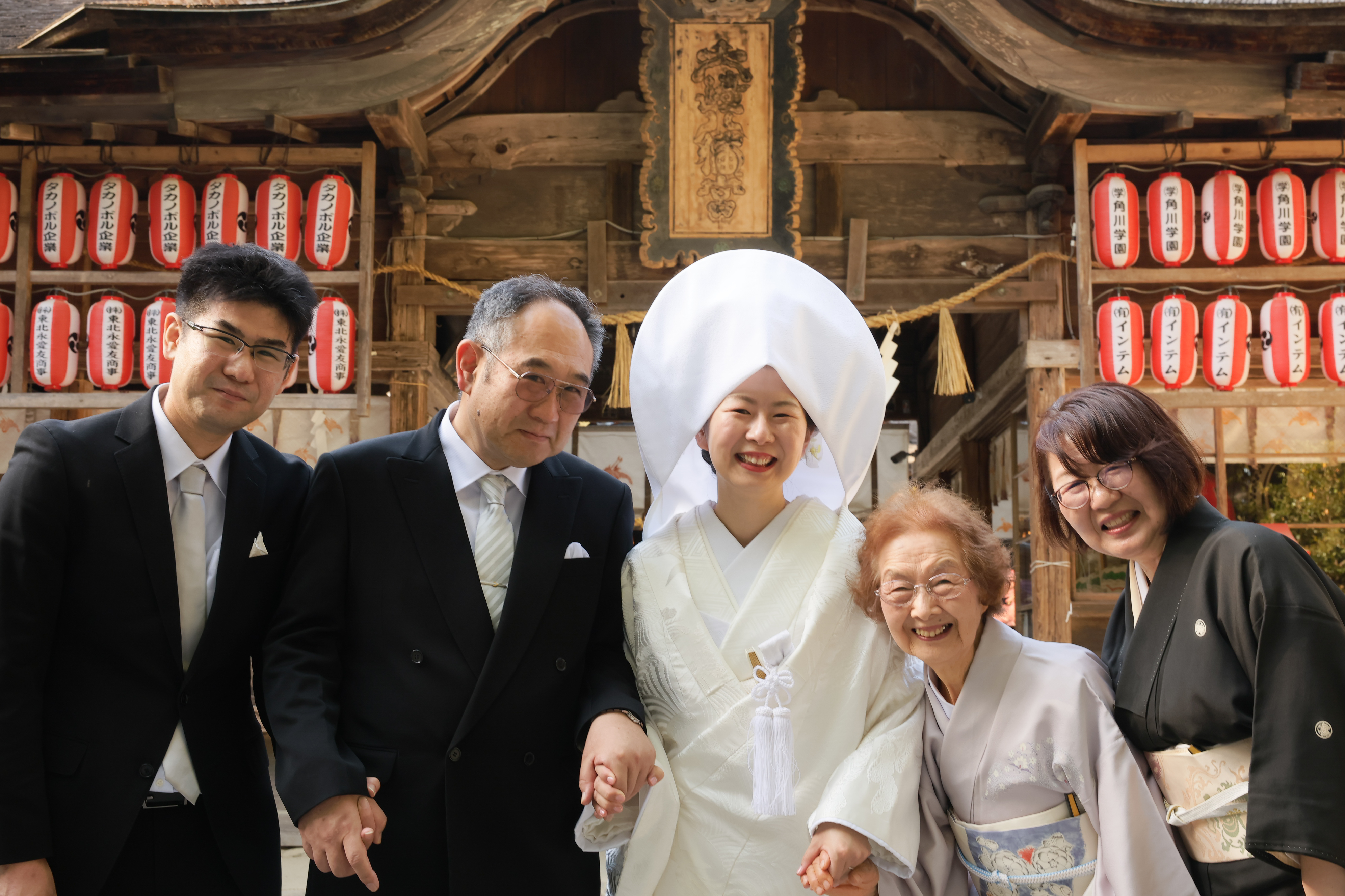 挙式は色打掛でもOK。挙式の後は、おふたりでの写真やご家族様との集合写真も可能です。白無垢のあとに掛替をして色打掛でのロケーション撮影もOK。